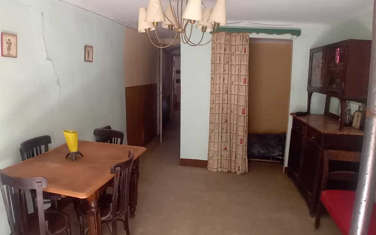 Old town house on 4 floors, to renovate.