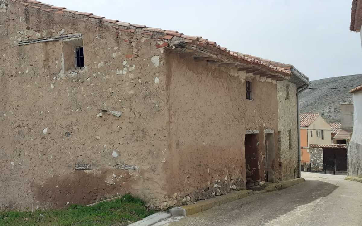 Casa almacén con patio para renovar