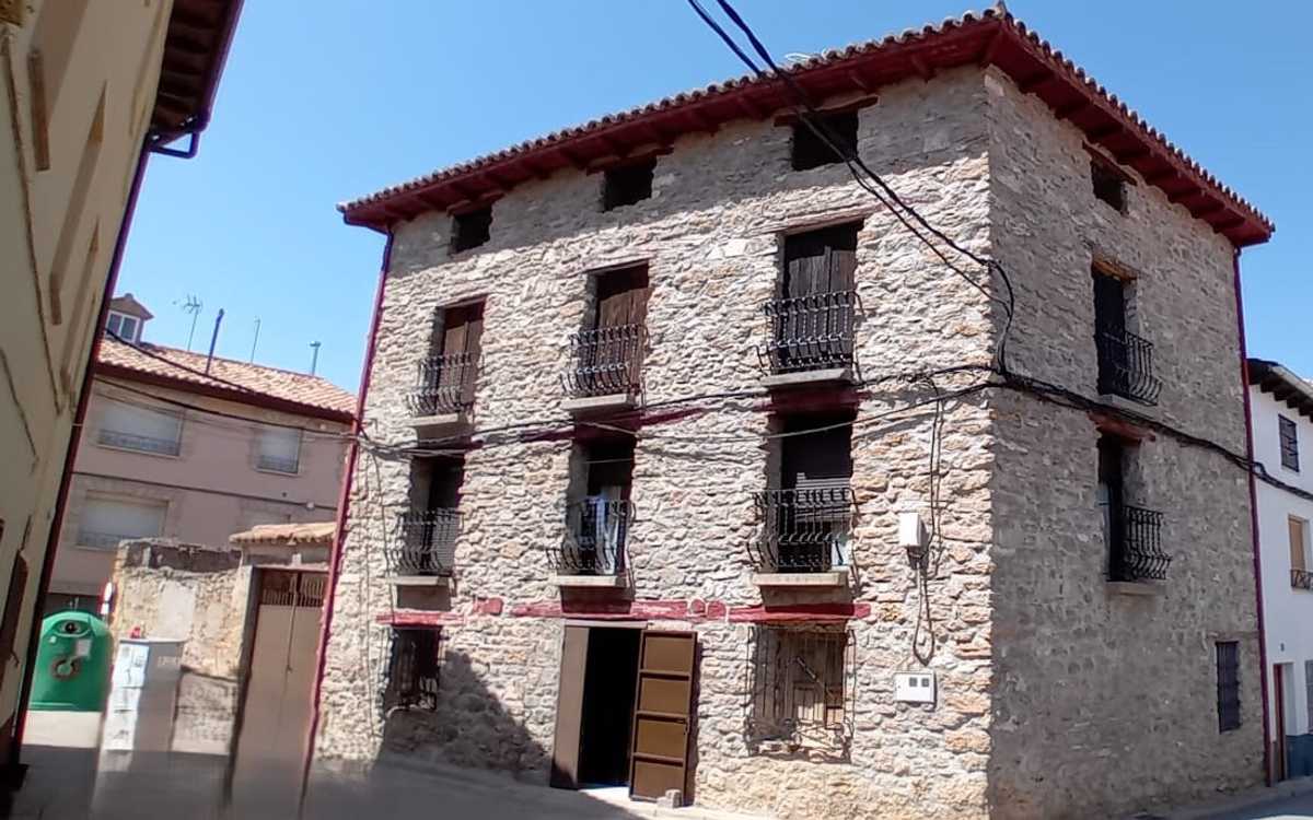 Amplia casa en el centro del pueblo con patio.