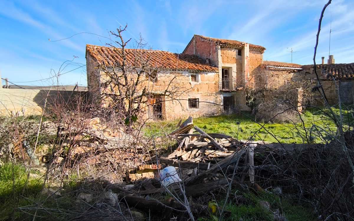 Great house with garden to renovate