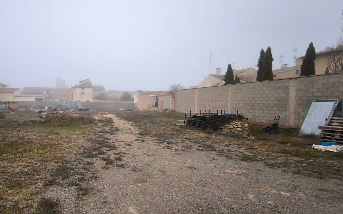 Building plot in the center of the village