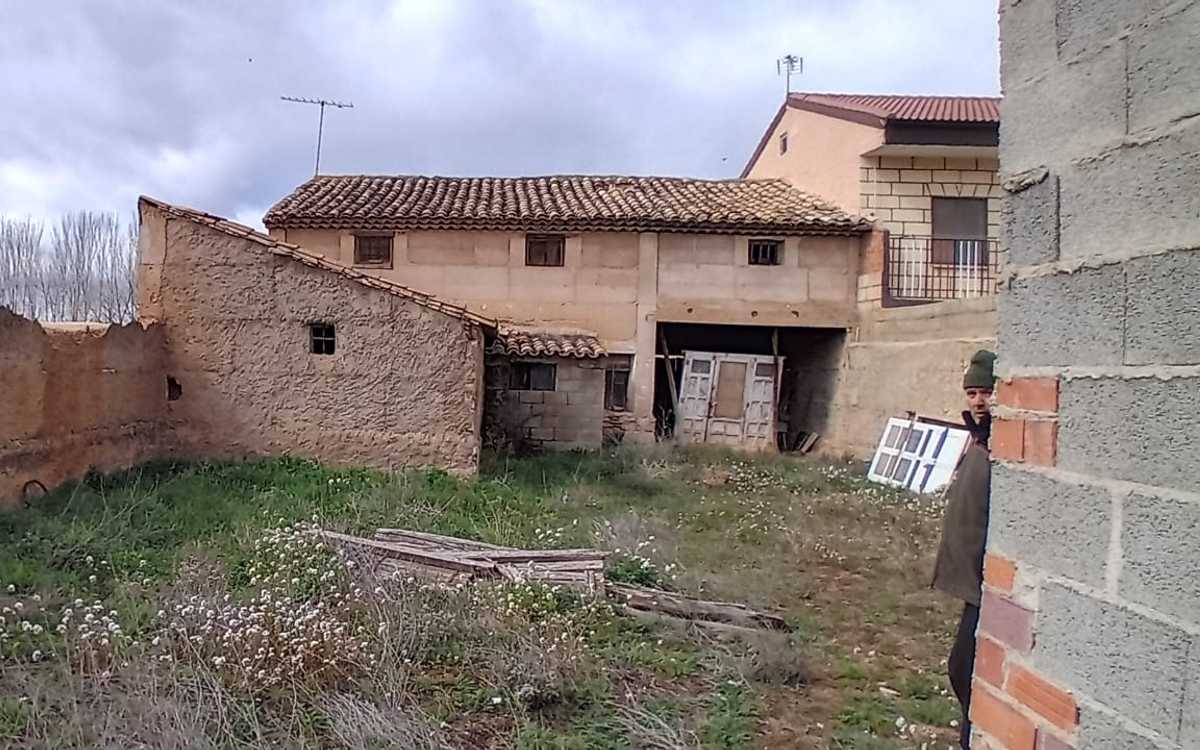 Large village house with patio, to renovate.