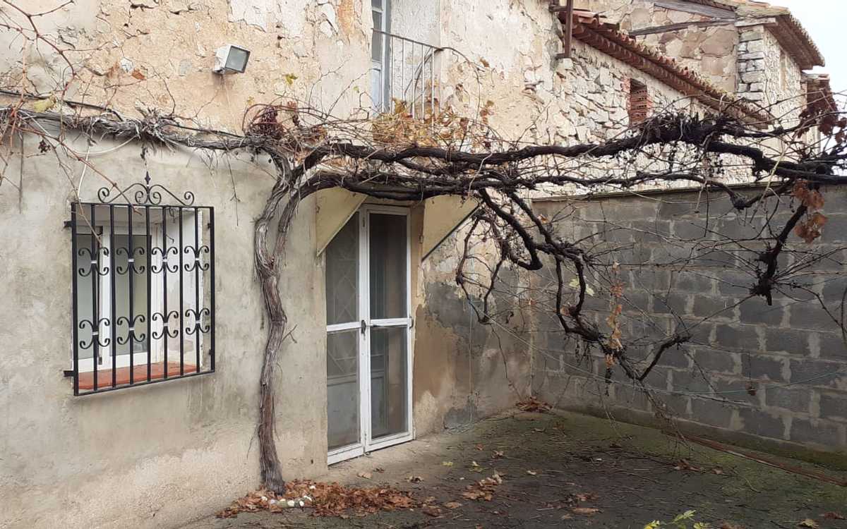 Nice town house with patio.