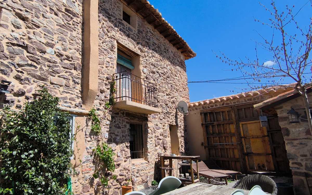 Amplia y bonita casa de pueblo rústica
