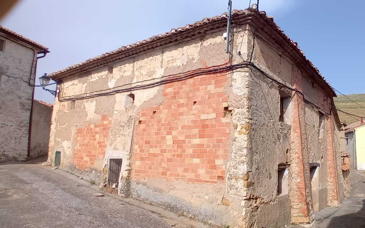 Gran casa para renovar con parcela con almacén.