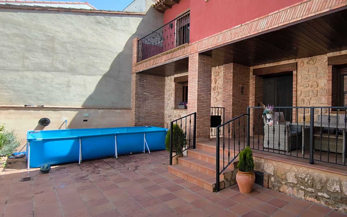 Exclusiva casa en Alfambra, confort, estilo y tradición