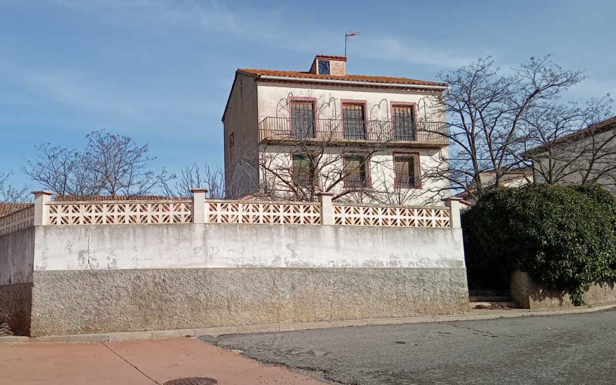Casa independiente en parcela llana y vallada.