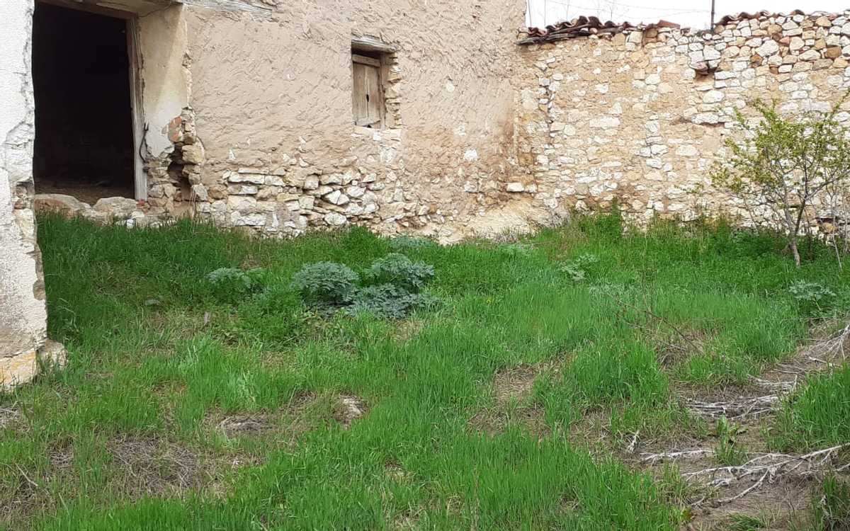 Large construction with patio, to renovate