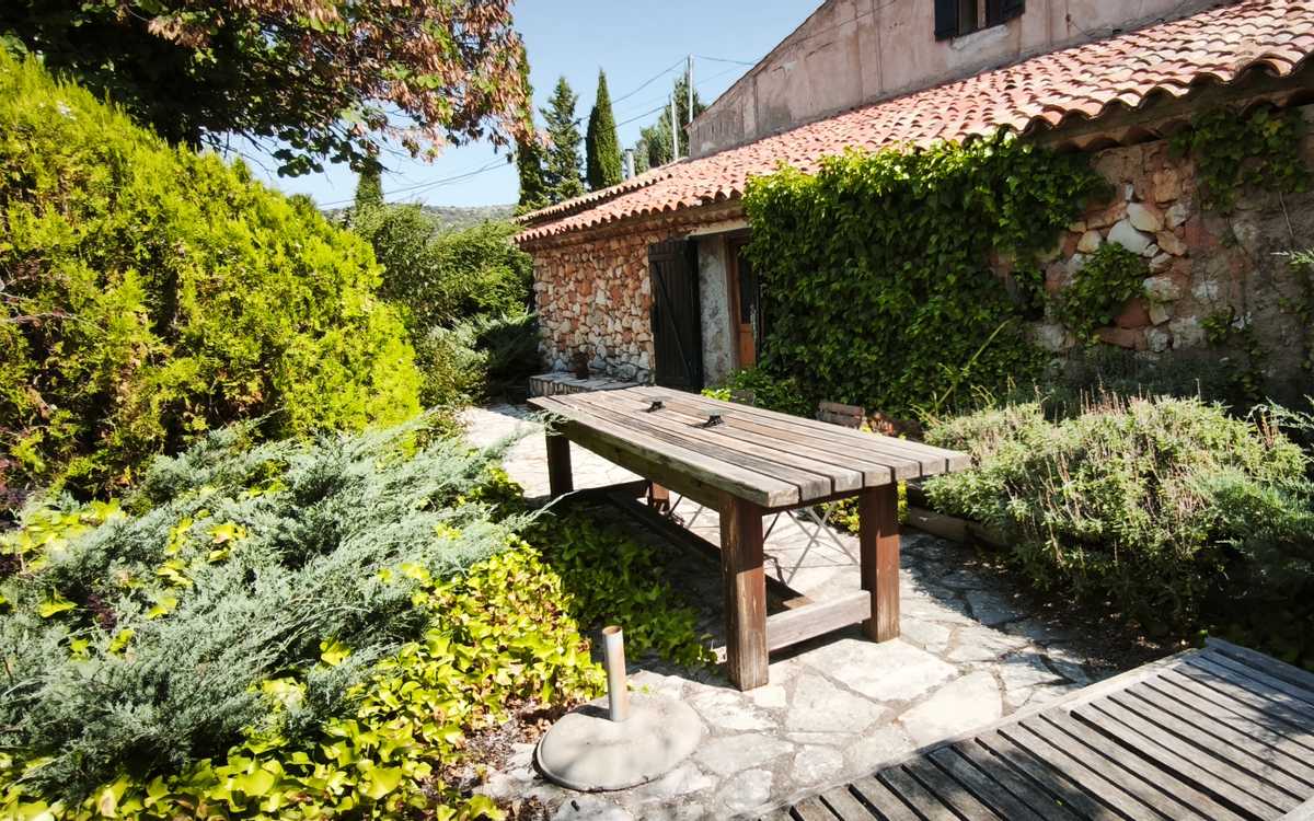 A unique house full of character, with a courtyard-garden in Bea
