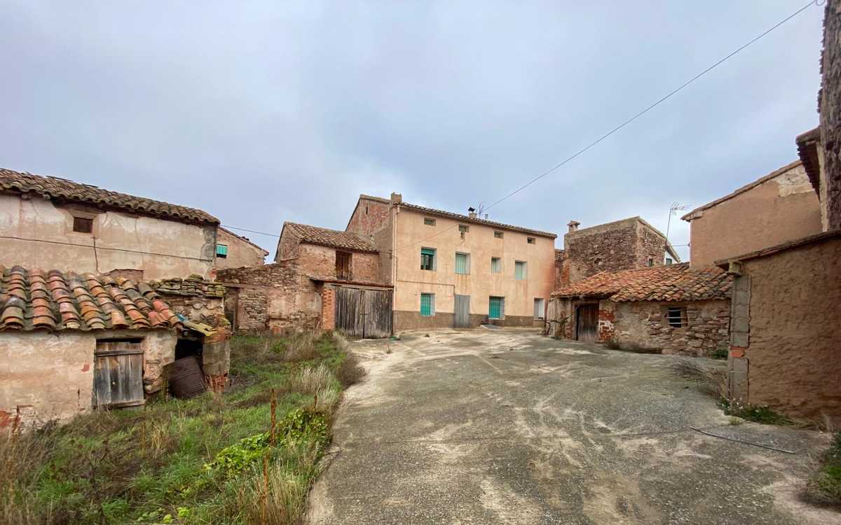 Large town house with many outbuildings.