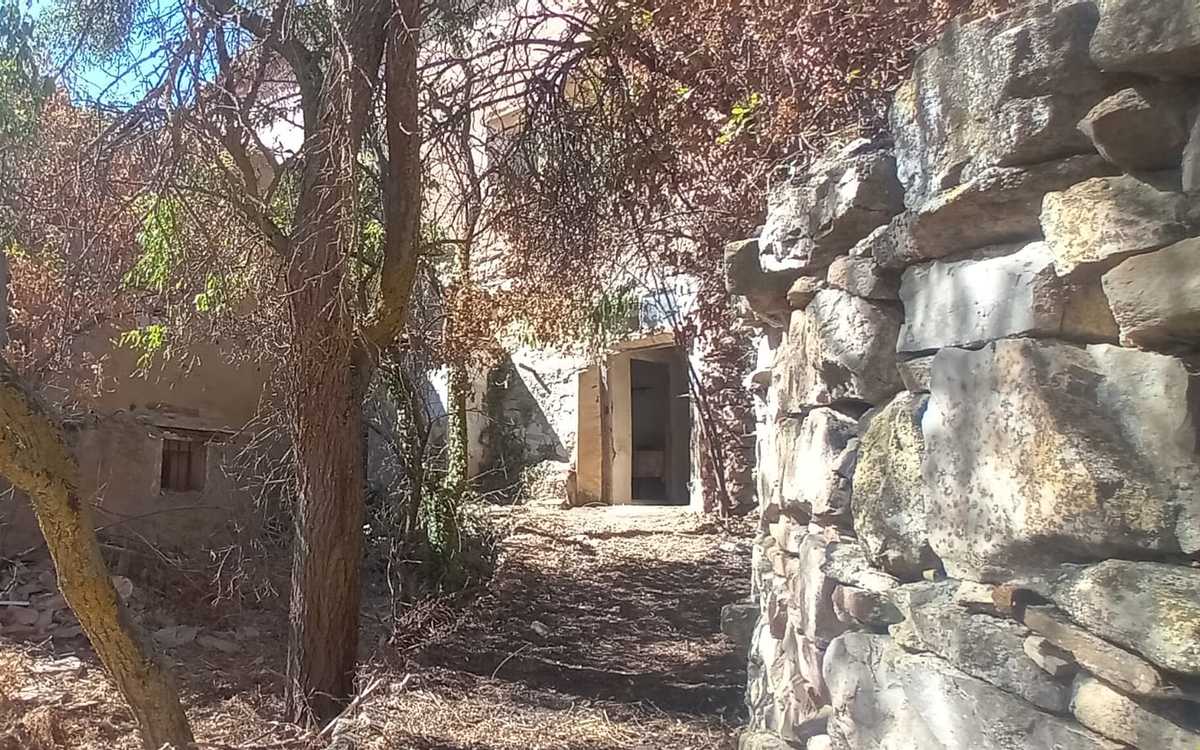 Large village house with garden, to renovate.