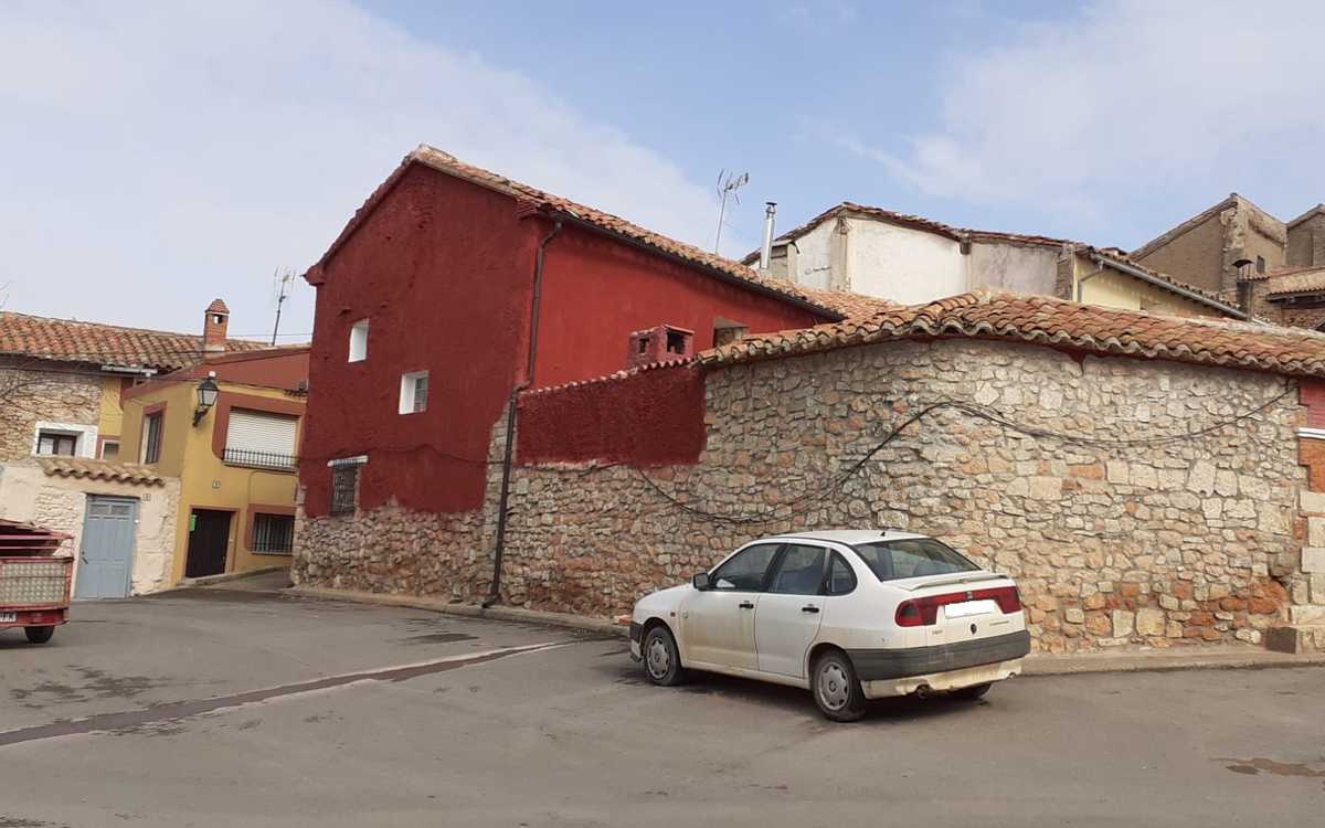 Casa de pueblo con patio y terreno separado.