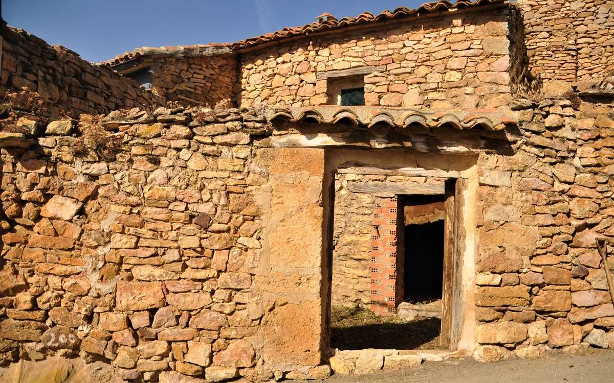 Antigua paridera de piedra natural, para renovar integralmente.