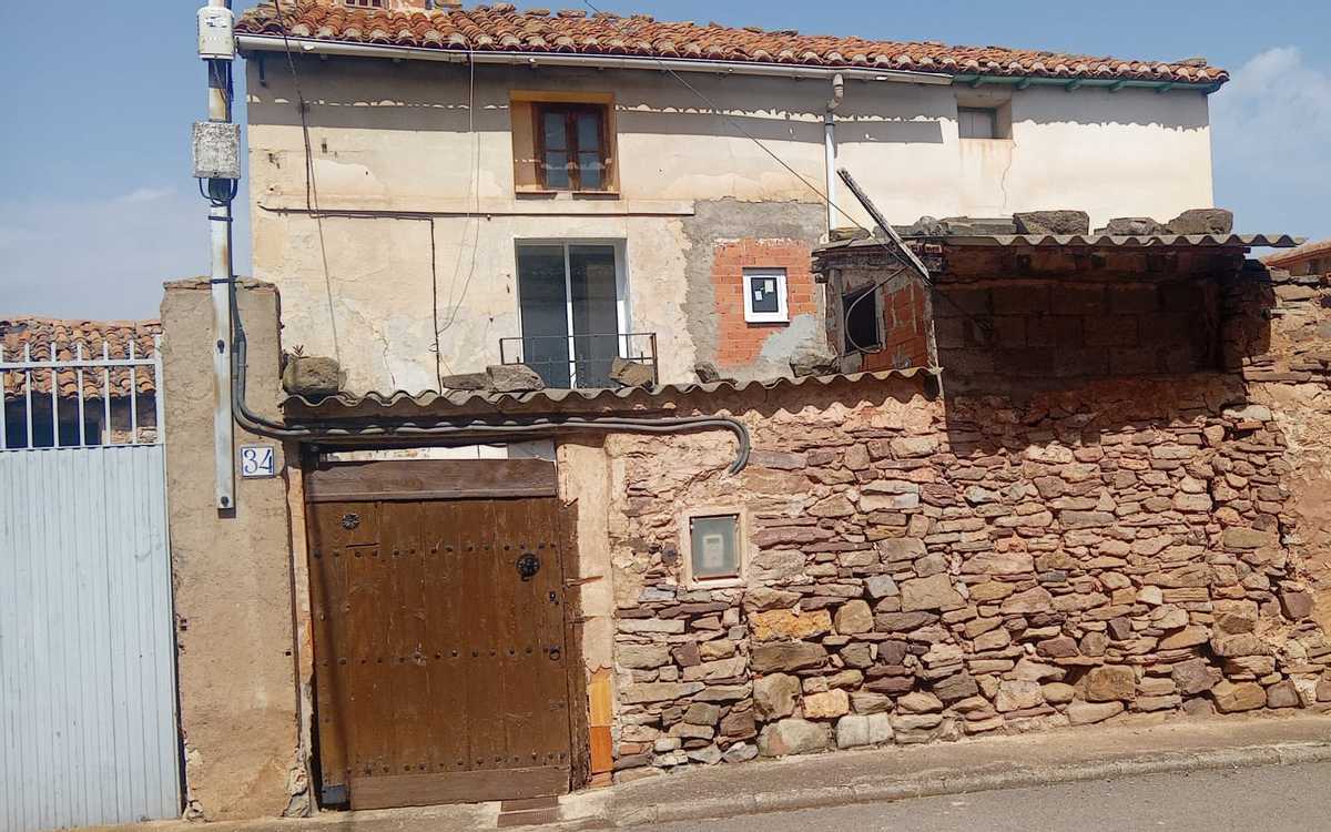 Casa de pueblo parcialmente renovada.