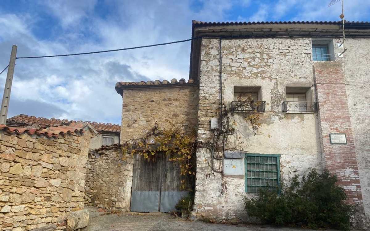 Bonita casa de pueblo con solar urbano