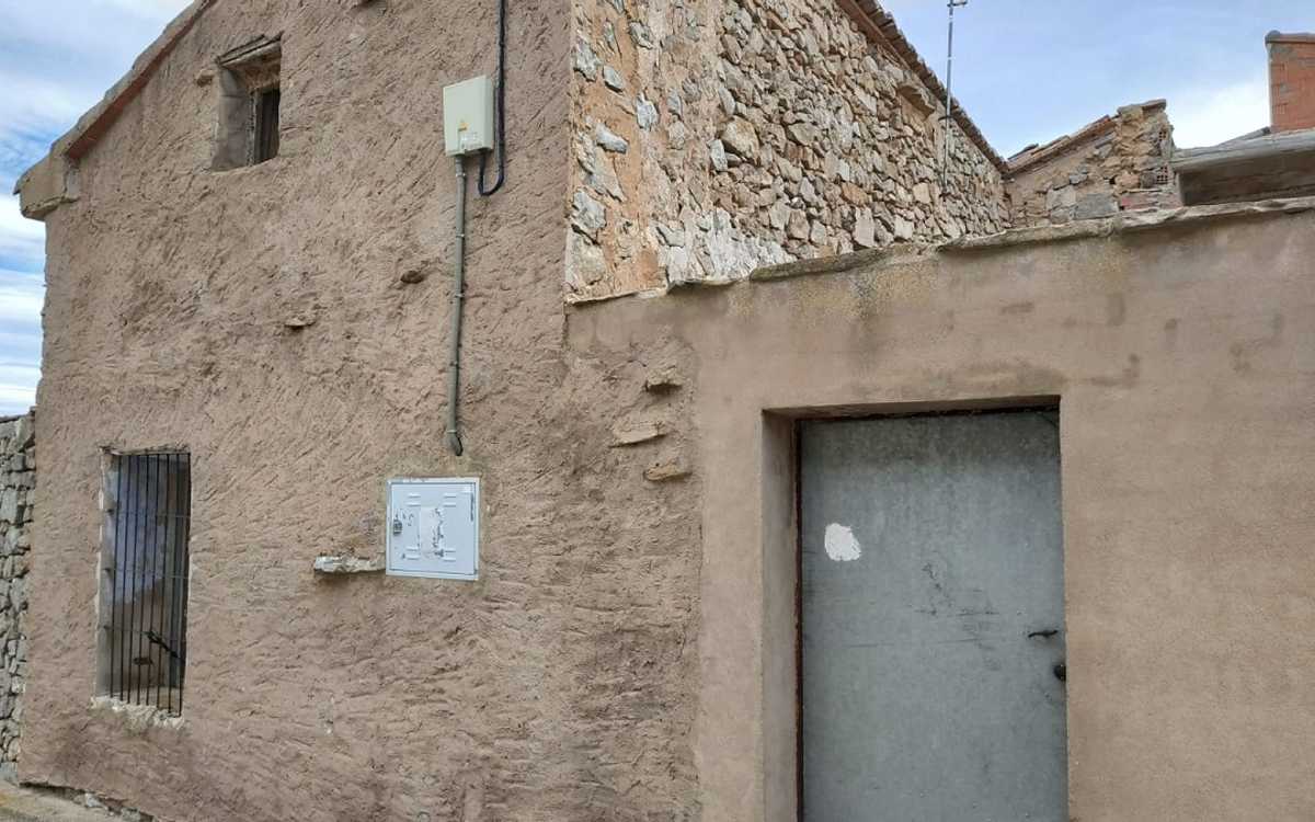 Casa de pueblo a renovar con 2 patios.