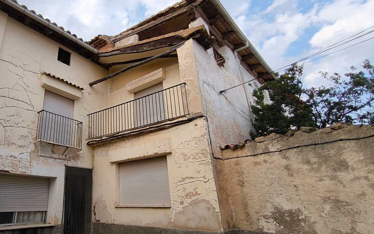 Large house in the center of the village with 2 patios